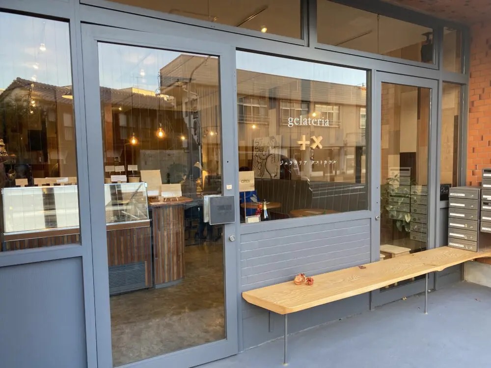 gelateria +× の外観